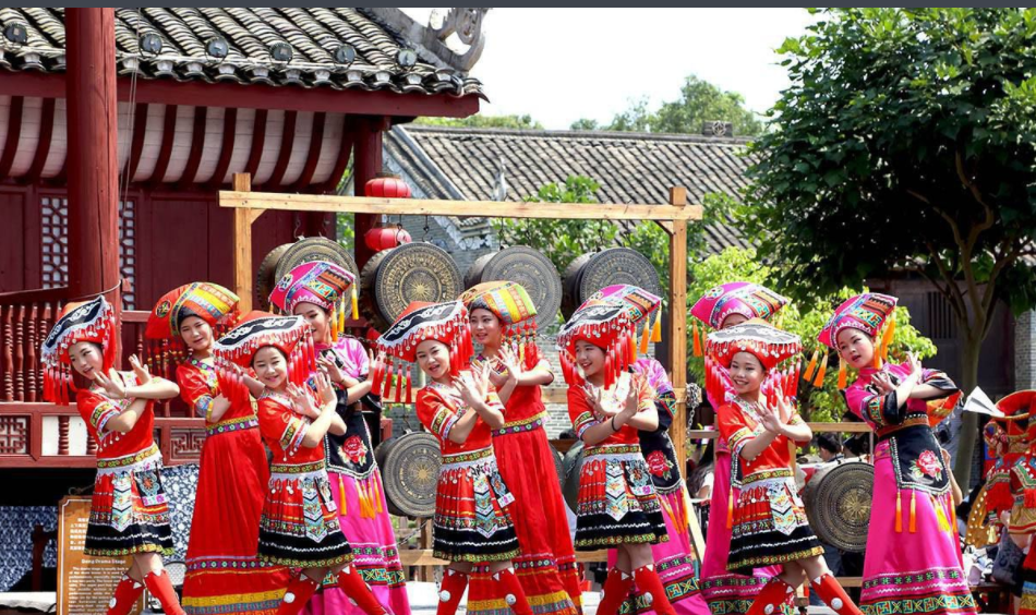 三個(gè)少數(shù)民族的族名、服飾、習(xí)俗、飲食文化等